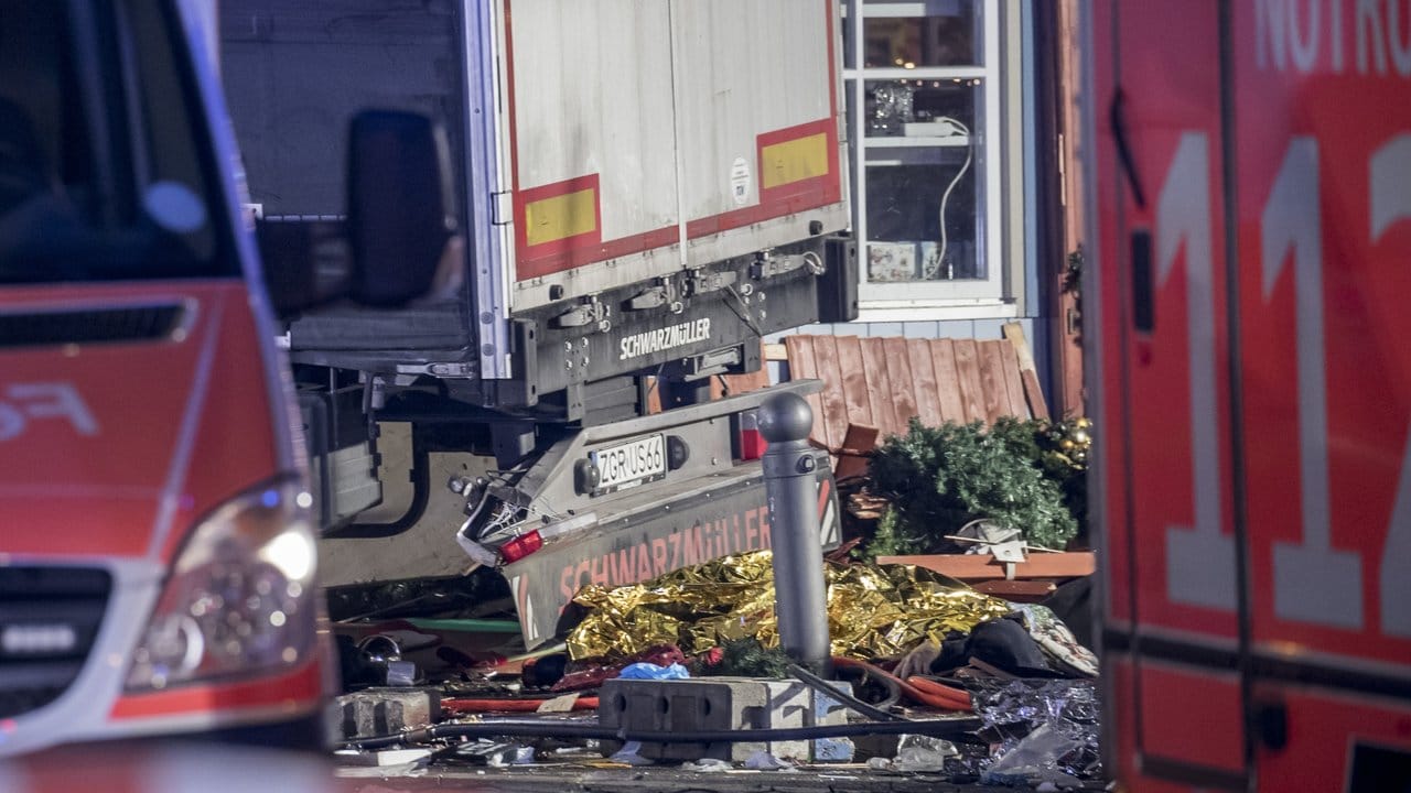 Der Berliner Weihnachtsmarkt am Breitscheidplatz nach der Todesfahrt von Anis Amri. Der Berliner Weihnachtsmarkt am Breitscheidplatz nach der Todesfahrt von Anis Amri.