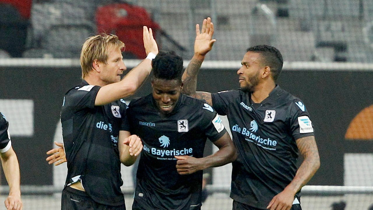 Der Münchner Torschütze zum 1:0 Stefan Aigner (l) jubelt mit Lumor Agbenyenu und Amlton (r).