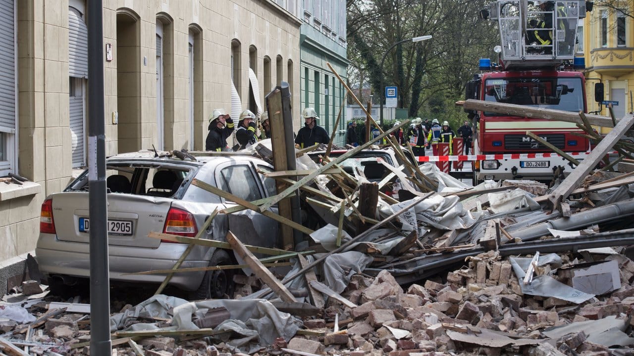 Mit Trümmern überschüttete Autos unweit des Explosionsortes. Mit Trümmern überschüttete Autos unweit des Explosionsortes.