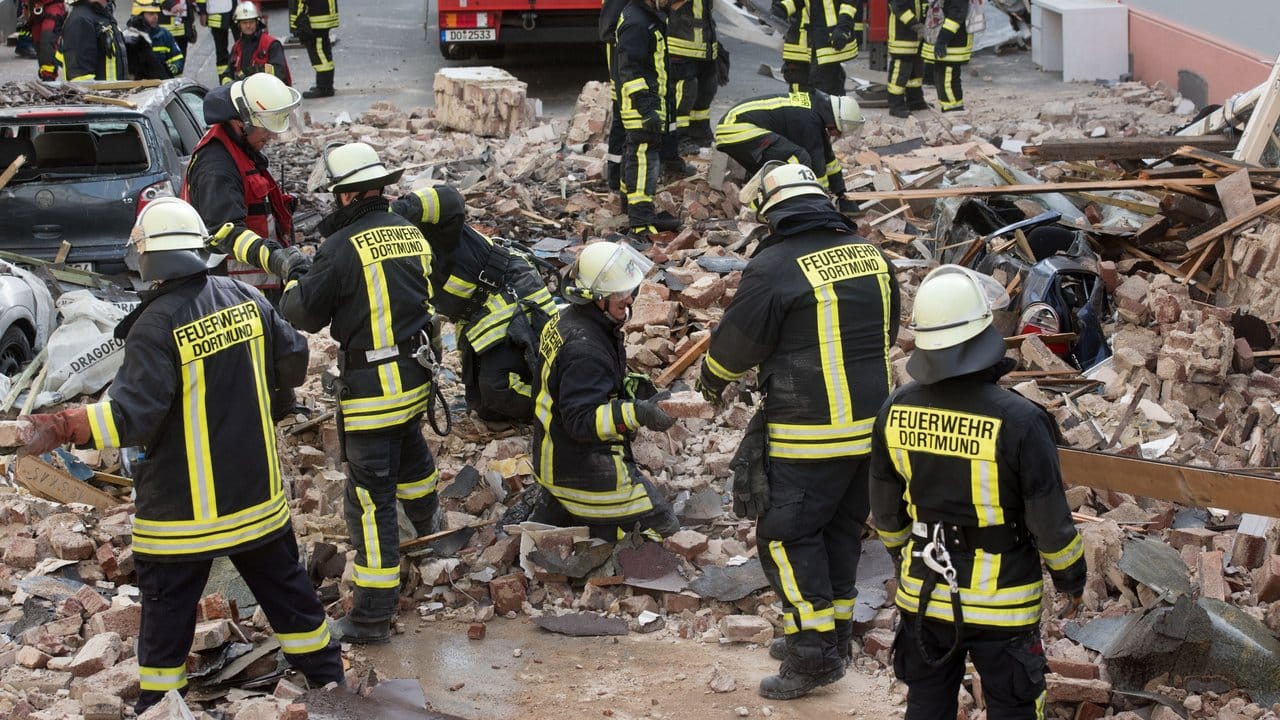 Einsatzkräfte räumen Steine des zerstörten Hauses beiseite. Einsatzkräfte räumen Steine des zerstörten Hauses beiseite.