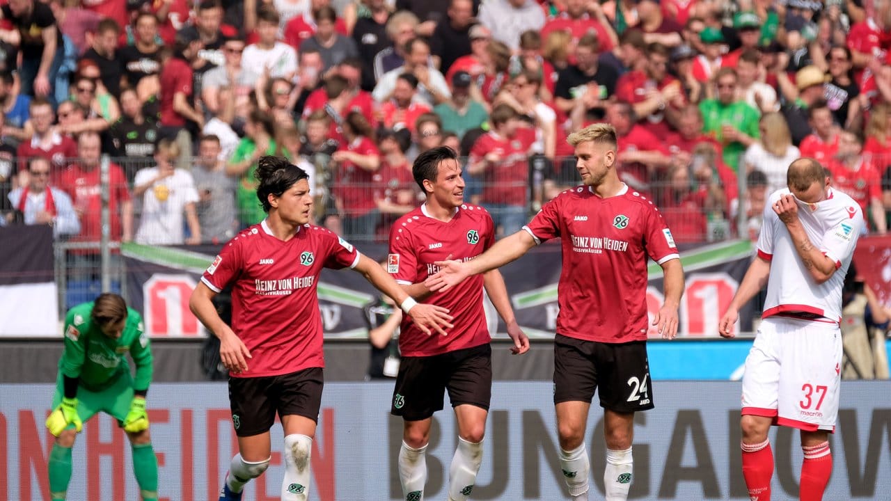 Hannover 96 feierte einen 2:0-Erfolg gegen den 1. Hannover 96 feierte einen 2:0-Erfolg gegen den 1.