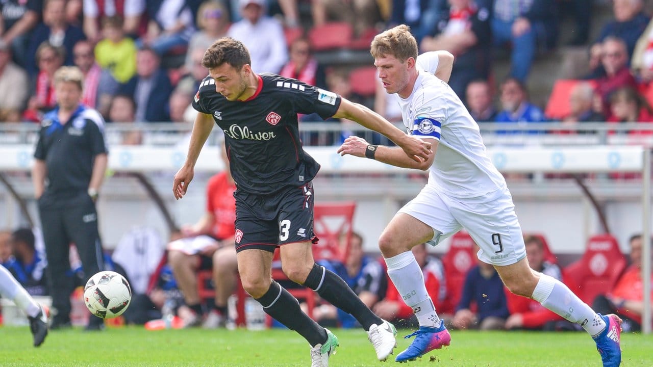Der Würzburger Lukas Fröde (l) im Laufduell mit dem Bielefelder Fabian Klos. Der Würzburger Lukas Fröde (l) im Laufduell mit dem Bielefelder Fabian Klos.
