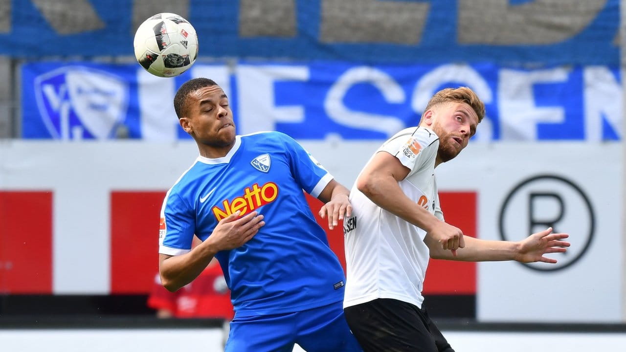 Der Bochumer Jan Gyamerah (l) und Sandhausens Lukas Höler im Zweikampf des Torlosen Zweitligaduells. Der Bochumer Jan Gyamerah (l) und Sandhausens Lukas Höler im Zweikampf des Torlosen Zweitligaduells.