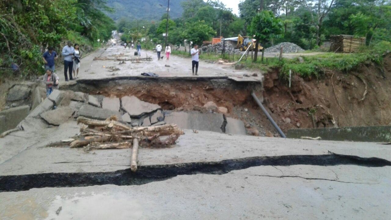 Eine von den Wassermassen zerstörte Landstraße: Nach heftigem Regen waren in Mocoa drei Flüsse über die Ufer getreten. Eine von den Wassermassen zerstörte Landstraße: Nach heftigem Regen waren in Mocoa drei Flüsse über die Ufer getreten.