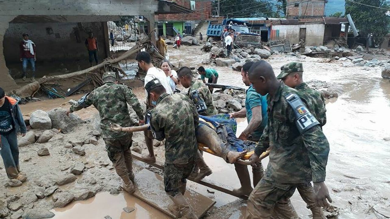 Kolumbianische Soldaten bei Rettungsarbeiten in Mocoa. Kolumbianische Soldaten bei Rettungsarbeiten in Mocoa.