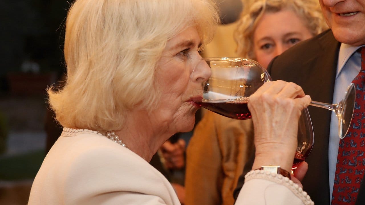 Camilla, Herzogin von Cornwall, probiert in Florenz einen Rotwein.
