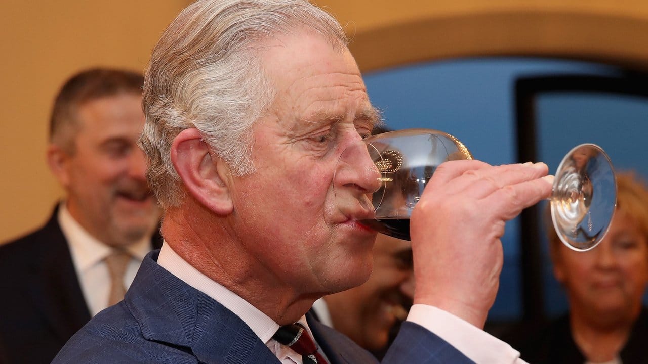 Der britische Thronfolger Prinz Charles probiert in Florenz einen Rotwein.