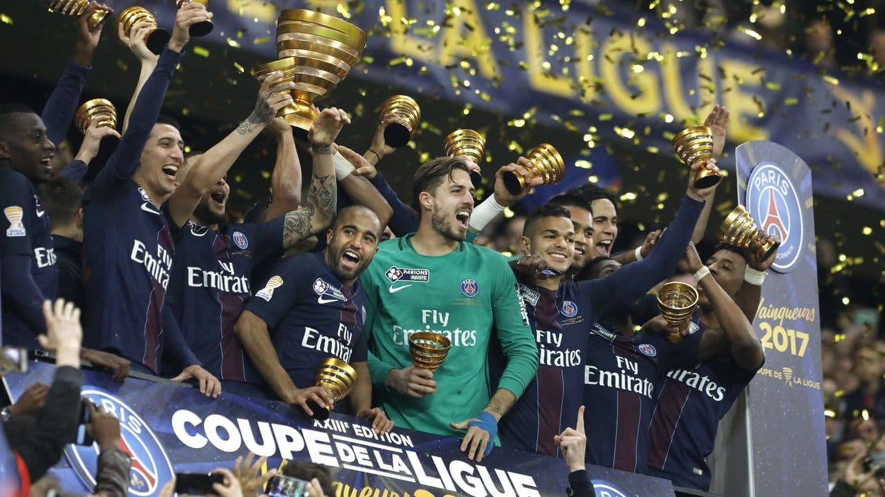 Die Spieler von Paris Saint-Germain feiern den Gewinn des Ligapokals.