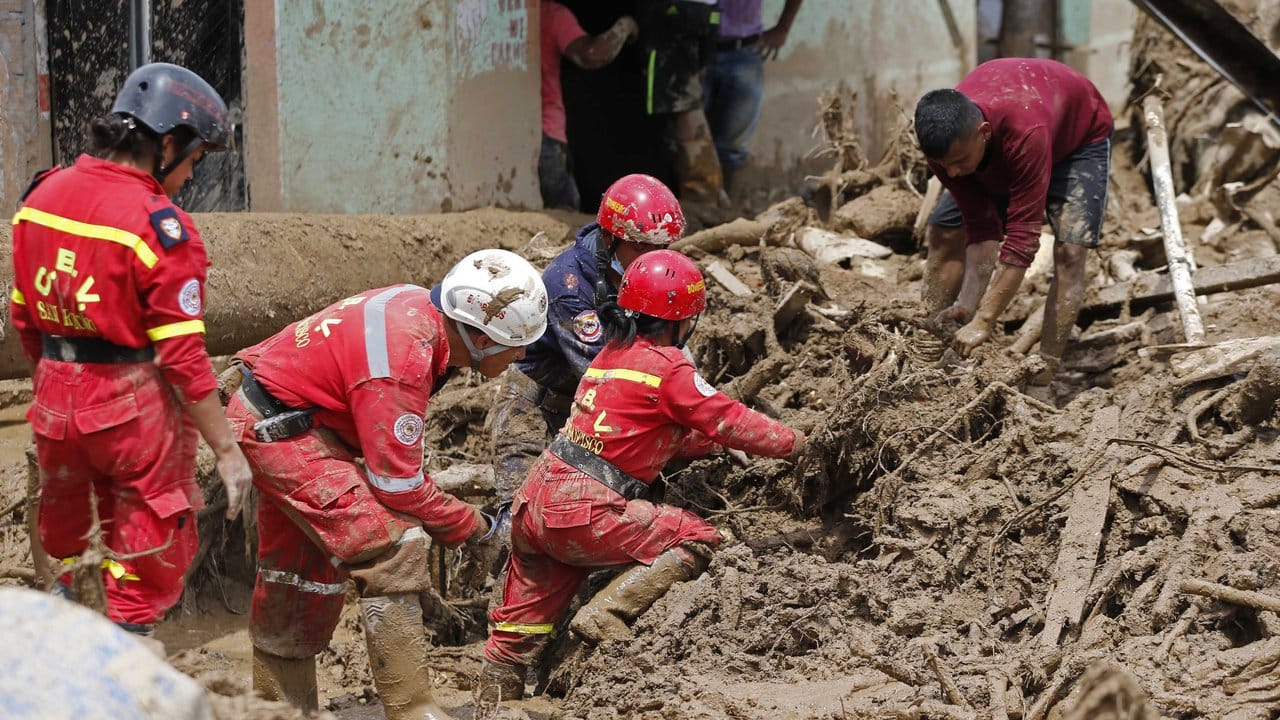 Suche nach Überlebenden in der von Schlammlawinen und Überschwemmungen zerstörten Stadt Mocoa.