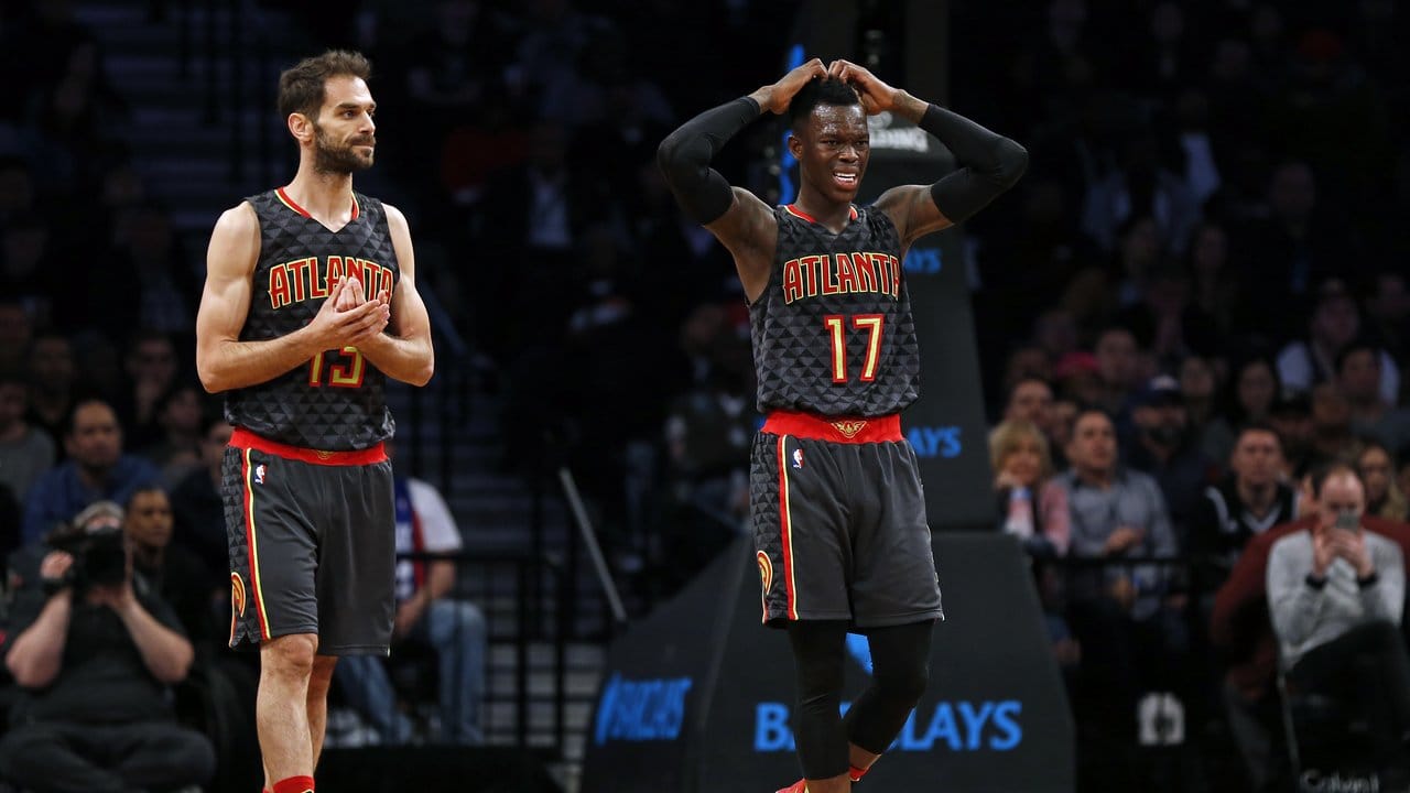 Dennis Schröder (r) und Jose Calderon von den Atlanta Hawks schieben nach der Niederlage gegen die Brooklyn Nets Frust. Dennis Schröder (r) und Jose Calderon von den Atlanta Hawks schieben nach der Niederlage gegen die Brooklyn Nets Frust.