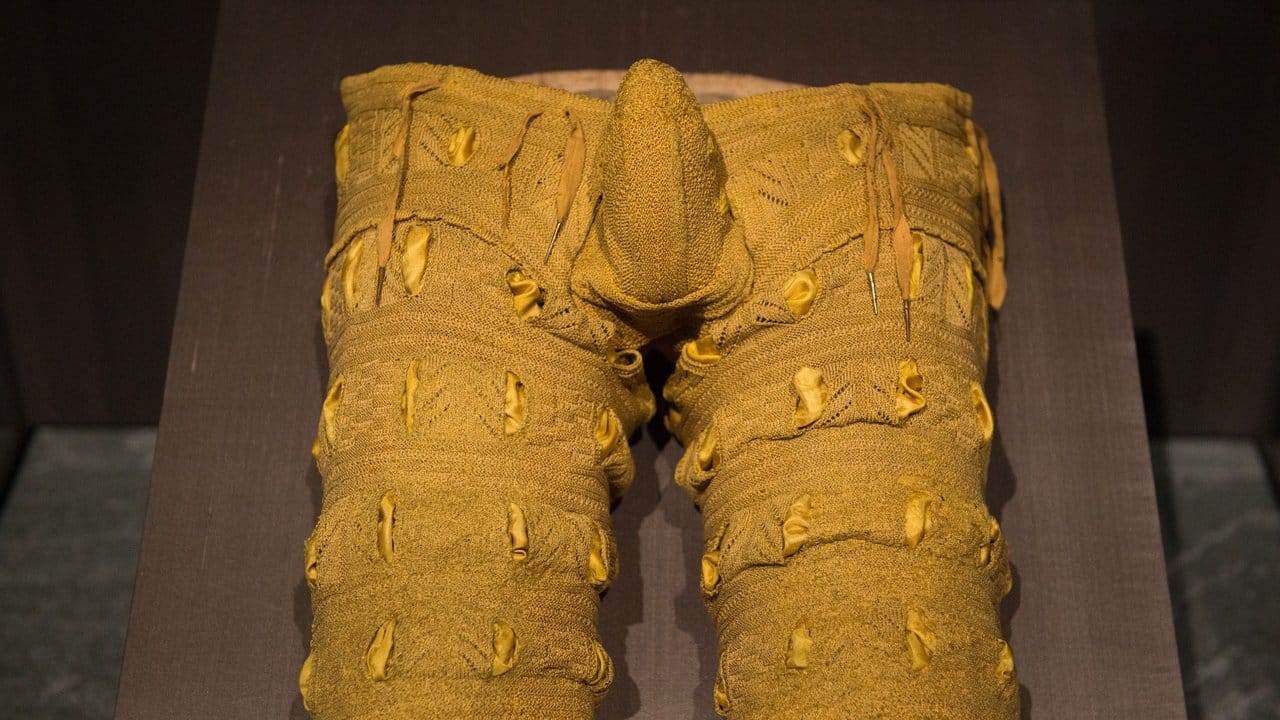 Das kurioseste Stück der Ausstellung: Eine aus Seide gestrickte Hose mit Schamkapsel.