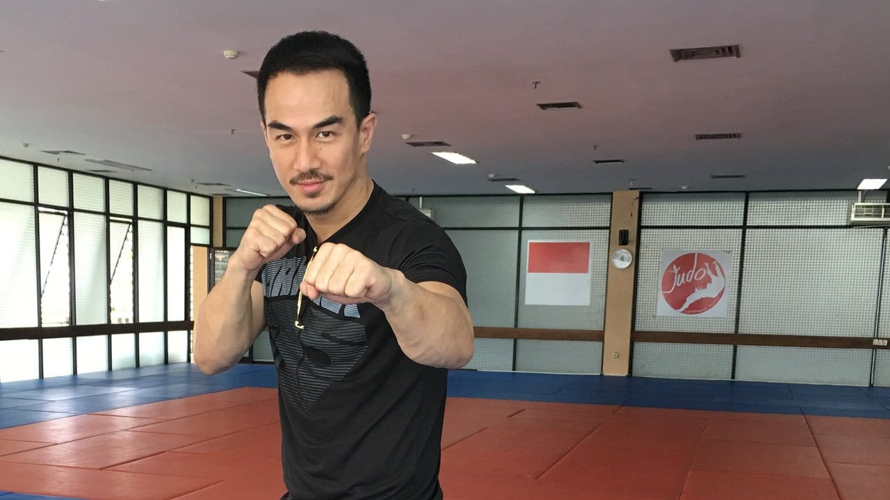 Der indonesische Schauspieler Joe Taslim hält sich in einem Kampfsport-Studio in Jakarta fit.