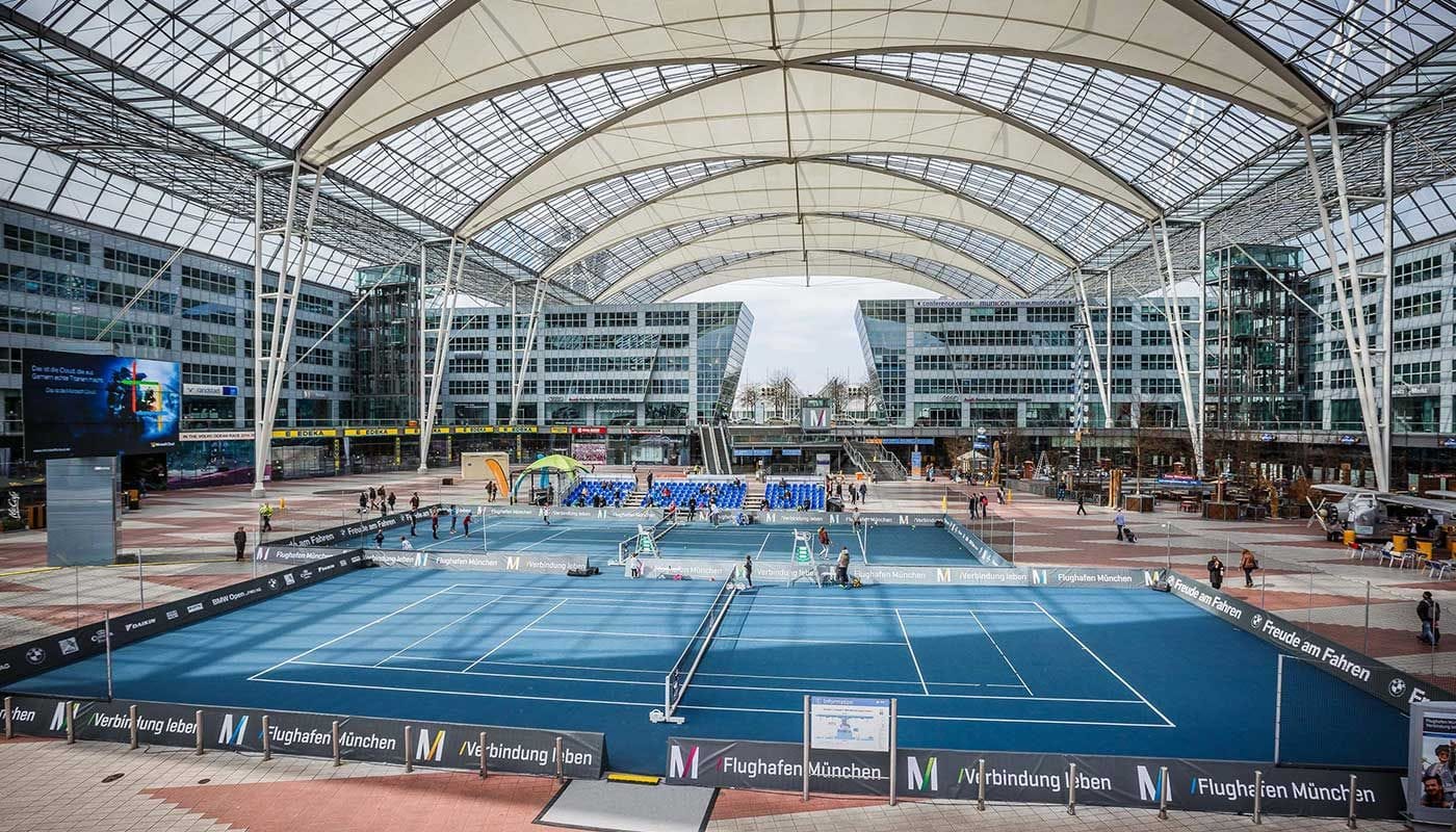Manchmal kann man zwischen den Terminals am Münchner Flughafen sogar Tennis spielen