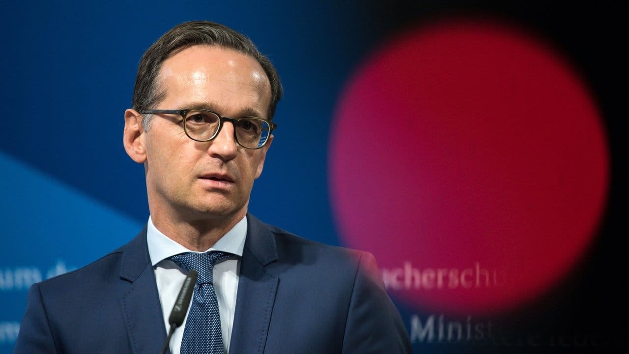 Im Kampf gegen Hasskommentare und Falschnachrichten im Internet will Heiko Maas Online-Plattformen per Gesetz zu einem härteren Vorgehen zwingen. Im Kampf gegen Hasskommentare und Falschnachrichten im Internet will Heiko Maas Online-Plattformen per Gesetz zu einem härteren Vorgehen zwingen.