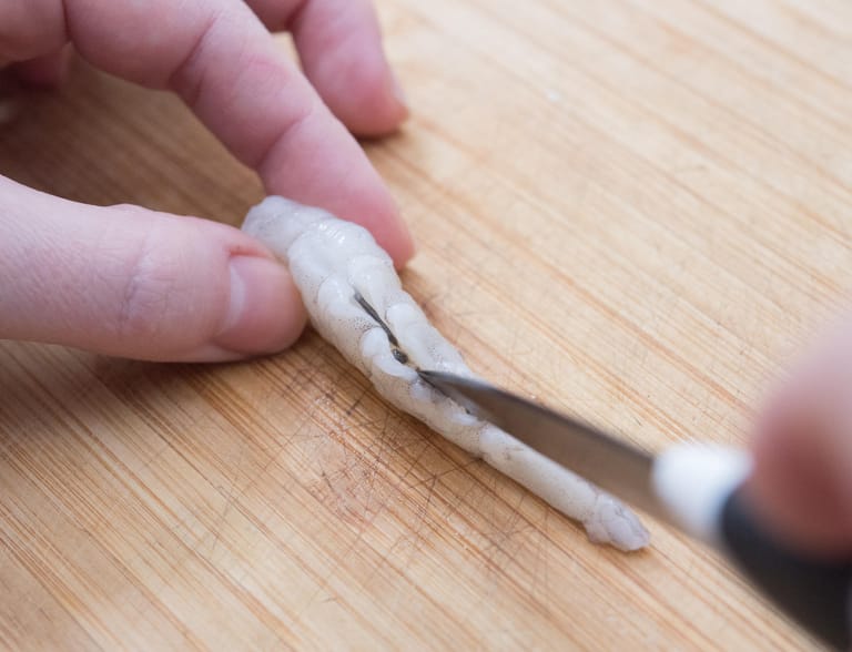 Mit einem Küchenmesser den Rücken der Garnele leicht einritzen