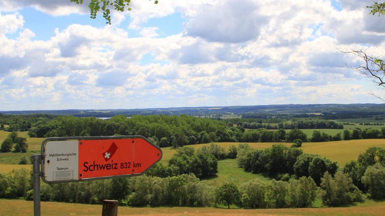 Ausblick auf den Naturpark Mecklenburgische Schweiz mit Ortsschild Richtung Schweiz
