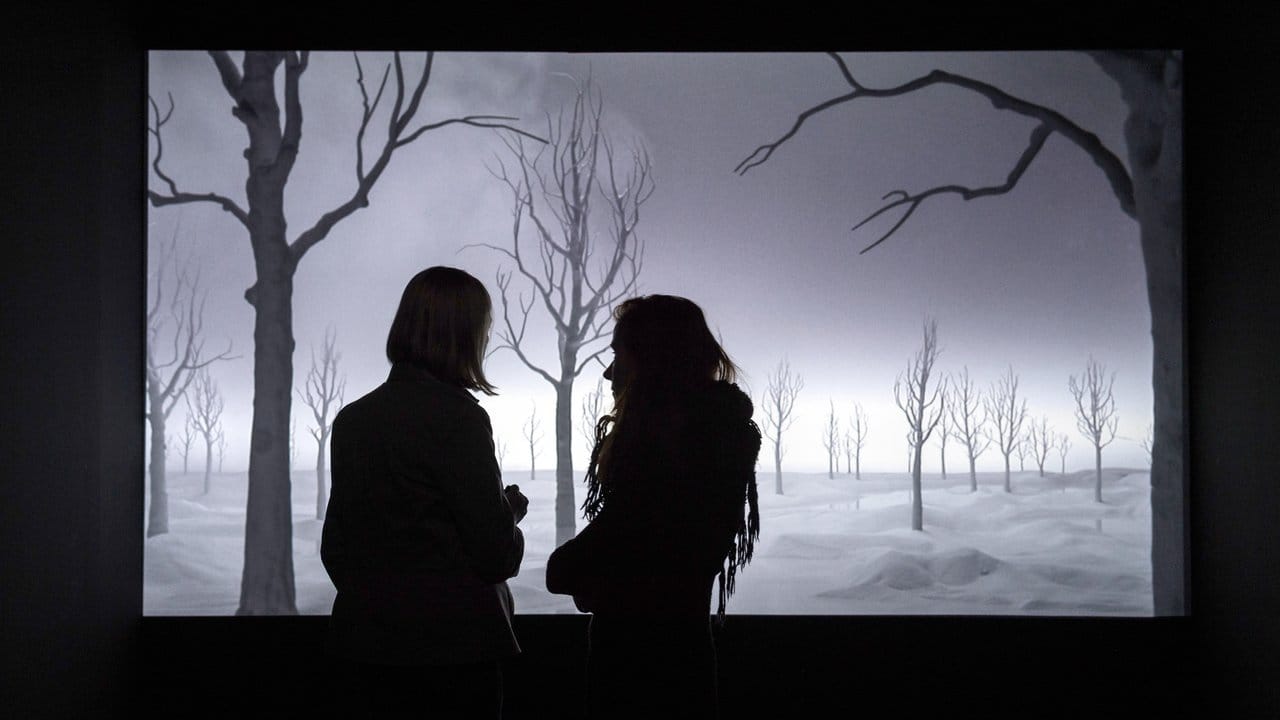 Zwei Besucherinnen im Kunstmuseum betrachten die Videoinstallation "Staging Silence (2).