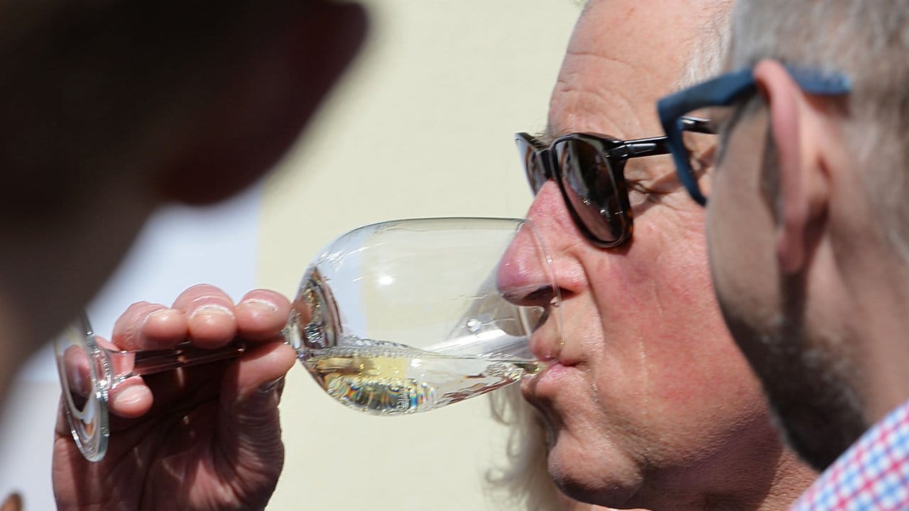 Der britische Thronfolger Prinz Charles probiert einen Weißwein.