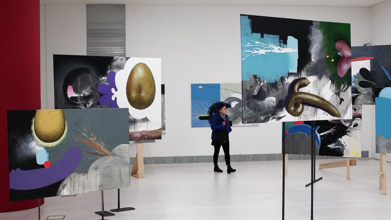 Eine Besucherin schaut sich die Installationen des Künstlers Ashley Hans Scheirl aus Österreich an.