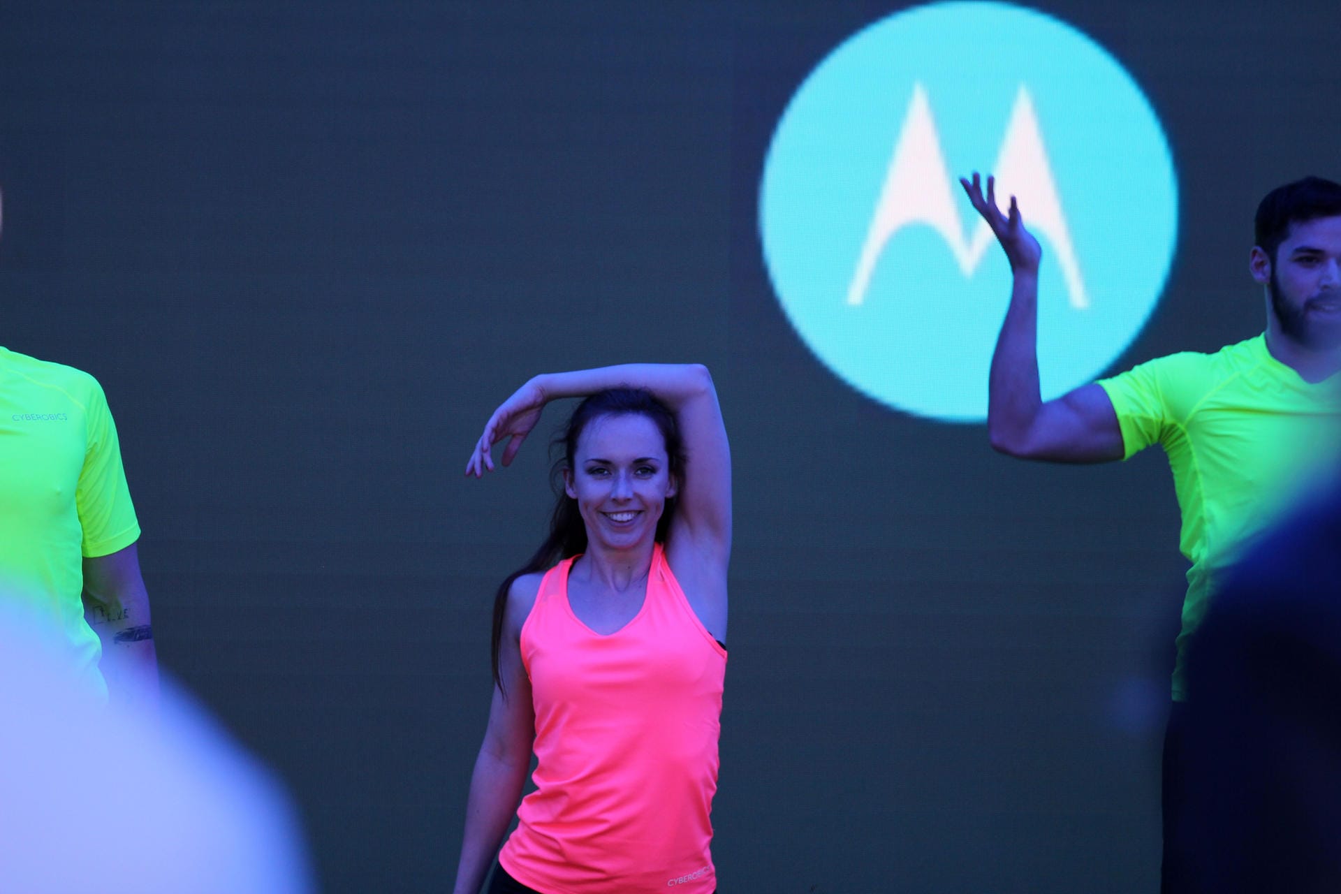Frau tanzt vor Motorola Logo