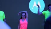 Frau tanzt vor Motorola Logo