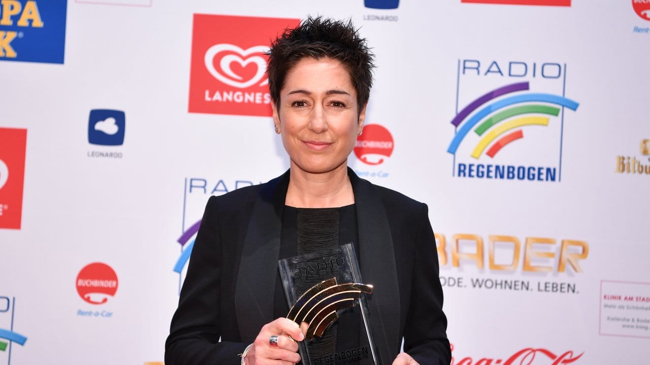 Ihr sozialpolitisches Engagement hat Dunja Hayali den Radio Regenbogen Award eingebracht.