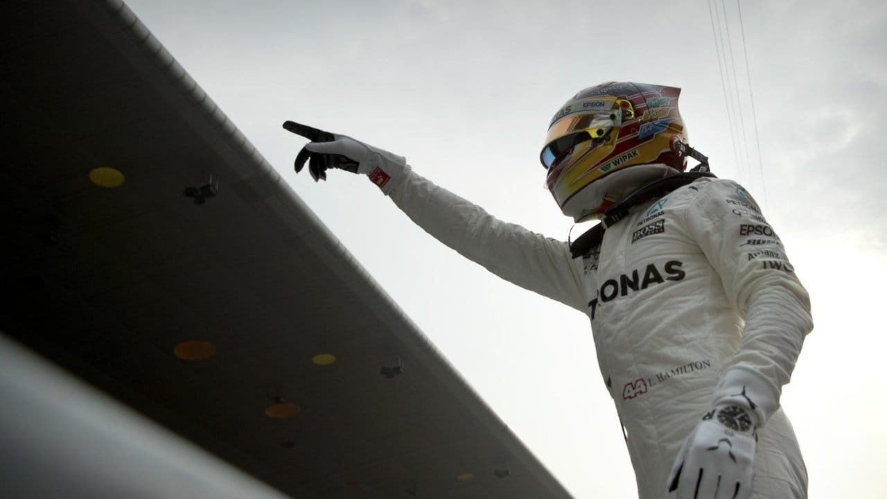 Der britische Mercedes-Pilot Lewis Hamilton freut sich nach dem Qualifying über die Pole Position.