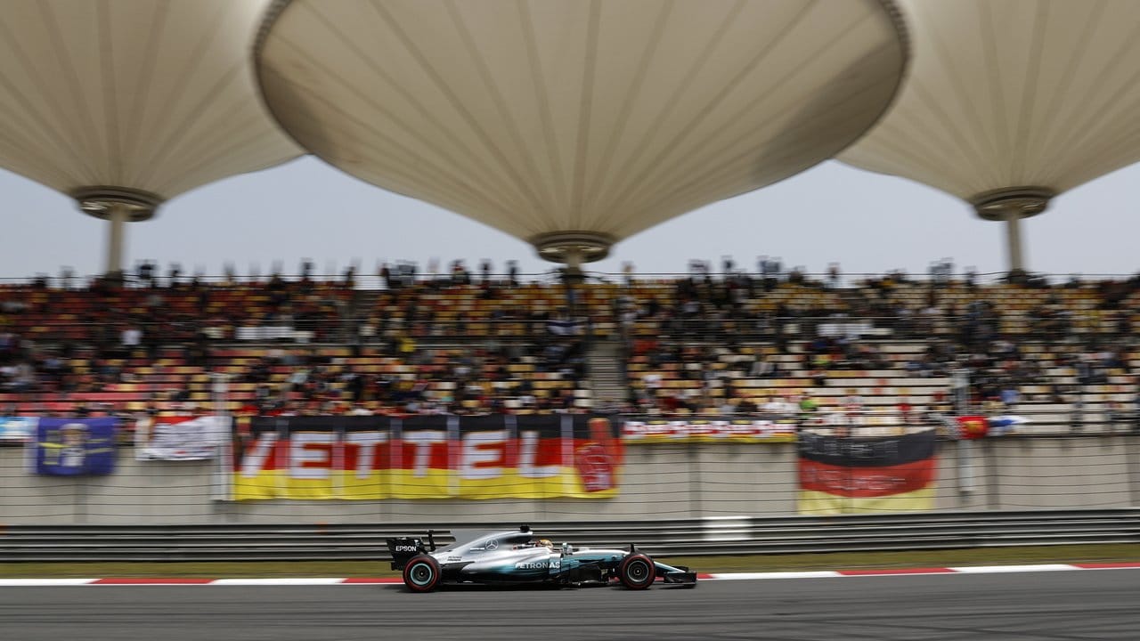 Mercedes-Pilot Lewis Hamilton startet beim GP von China von der Pole Position ins Rennen.