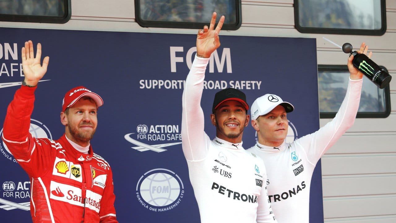 Lewis Hamilton (M), Sebastian Vettel (l) und Valtteri Bottas waren in der Qualifikation am schnellsten.