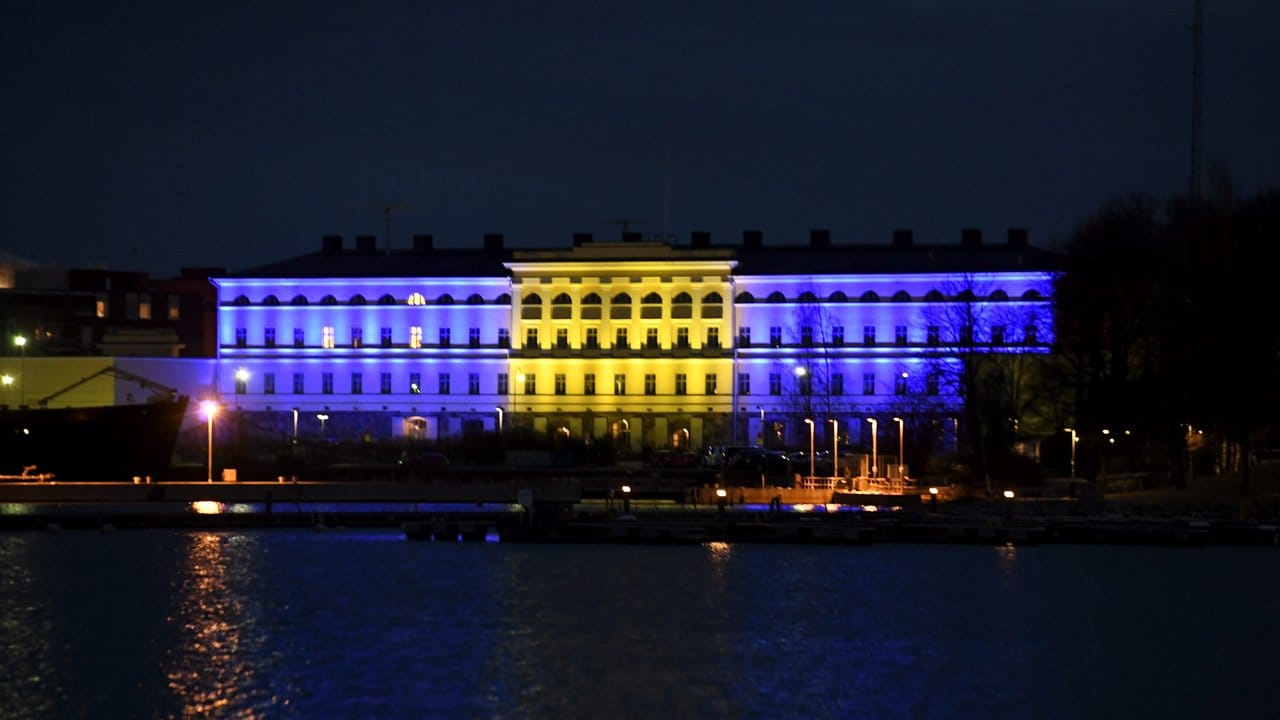 Das finnische Aussenministerium in Helsinki ist in den Farben Schwedens beleuchtet. Das finnische Aussenministerium in Helsinki ist in den Farben Schwedens beleuchtet.