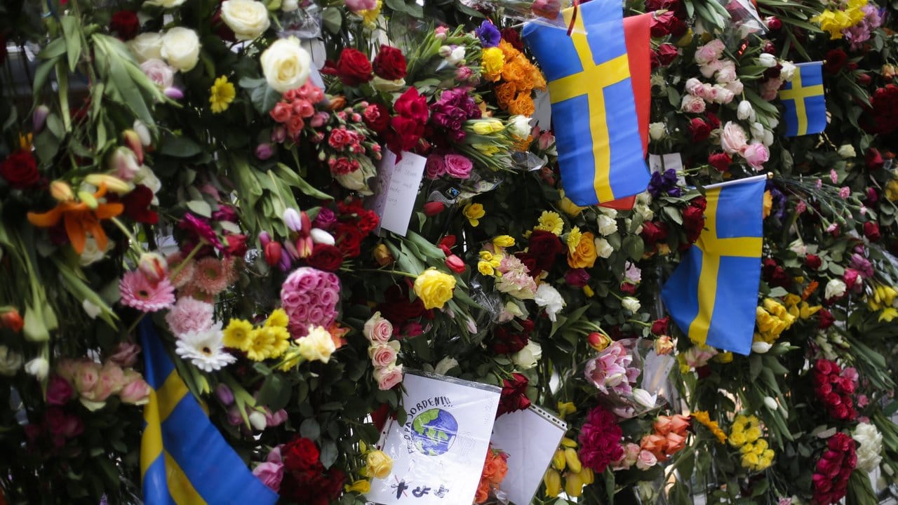 Die Menschen in Stockholm bringen vor dem Kaufhaus Åhléns City mit Blumen ihre Trauer zum Ausdruck. Die Menschen in Stockholm bringen vor dem Kaufhaus Åhléns City mit Blumen ihre Trauer zum Ausdruck.