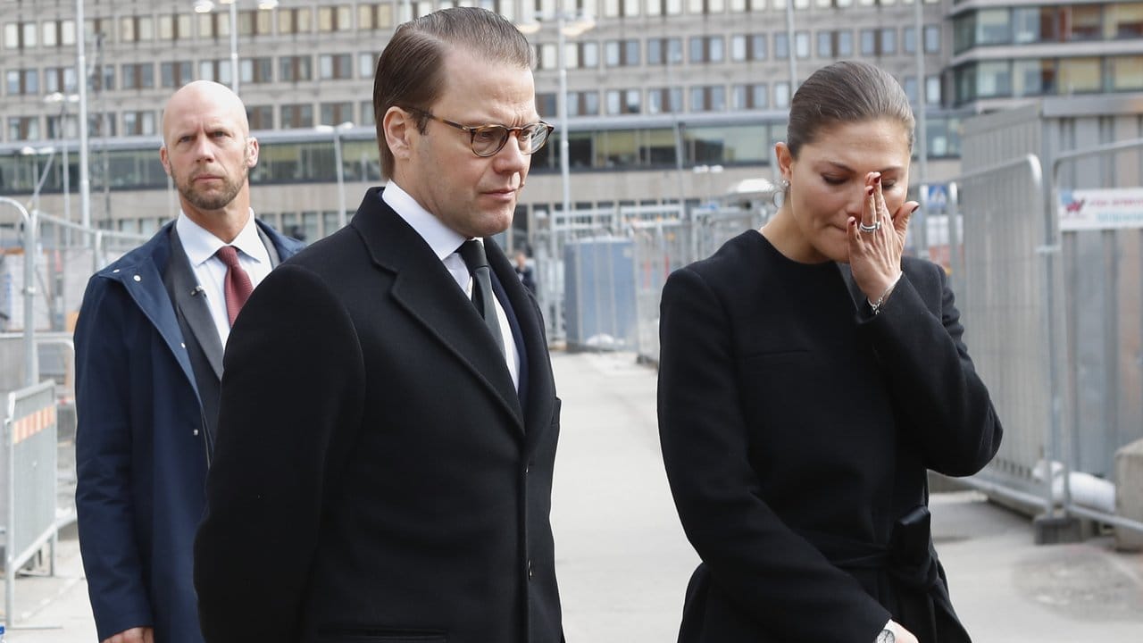 Die schwedische Kronprinzessin Victoria und ihr Mann Prinz Daniel trauern in Stockholm um die Toten des Lkw-Anschlags. Die schwedische Kronprinzessin Victoria und ihr Mann Prinz Daniel trauern in Stockholm um die Toten des Lkw-Anschlags.