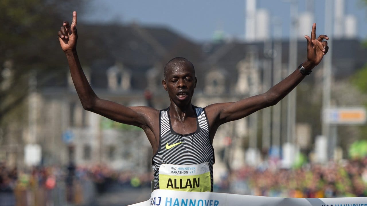 Der Kenianer Allan Kipkorir Kiprono siegte beim Marathon in Hannover. Der Kenianer Allan Kipkorir Kiprono siegte beim Marathon in Hannover.