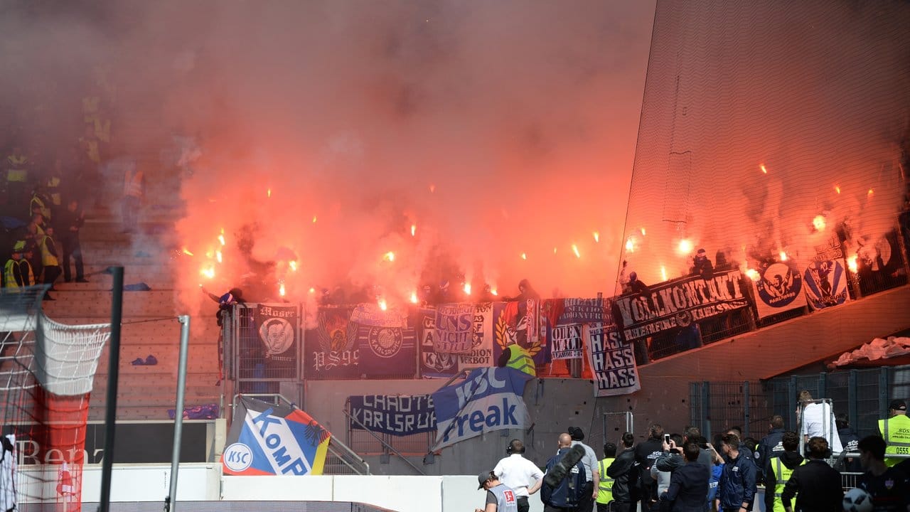 Auch im Stadion brannten die KSC-Anhänger Pyrotechnik ab.