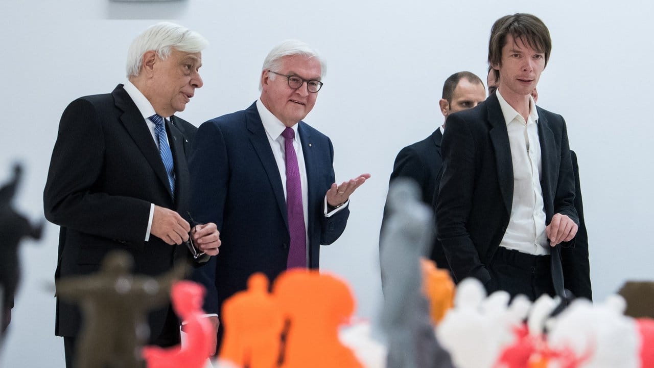 Der griechische Präsident Prokopis Pavlopoulos (l), Bundespräsident Frank-Walter Steinmeier und documenta-Leiter Adam Szymczyk im Museum für zeitgenössische Kunst.