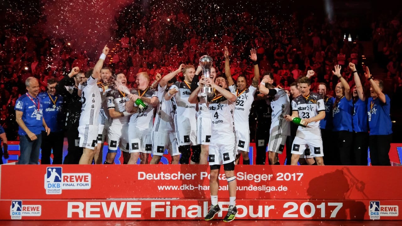 Die Kieler Mannschaft feiert den Gewinn des DHB-Pokals.