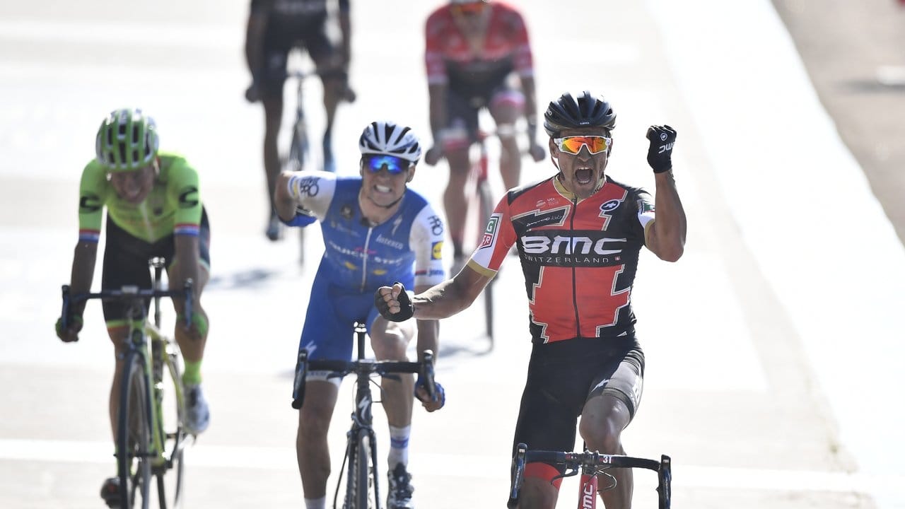 Greg Van Avermaet bejubelt seinen Sieg am beim Eintagesrennen Paris-Roubaix.