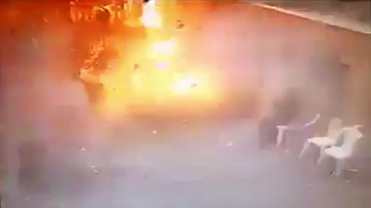Bilder einer Überwachungskamera zeigen den Moment der Detonation einer Bombe vor der Kirche St. Bilder einer Überwachungskamera zeigen den Moment der Detonation einer Bombe vor der Kirche St.