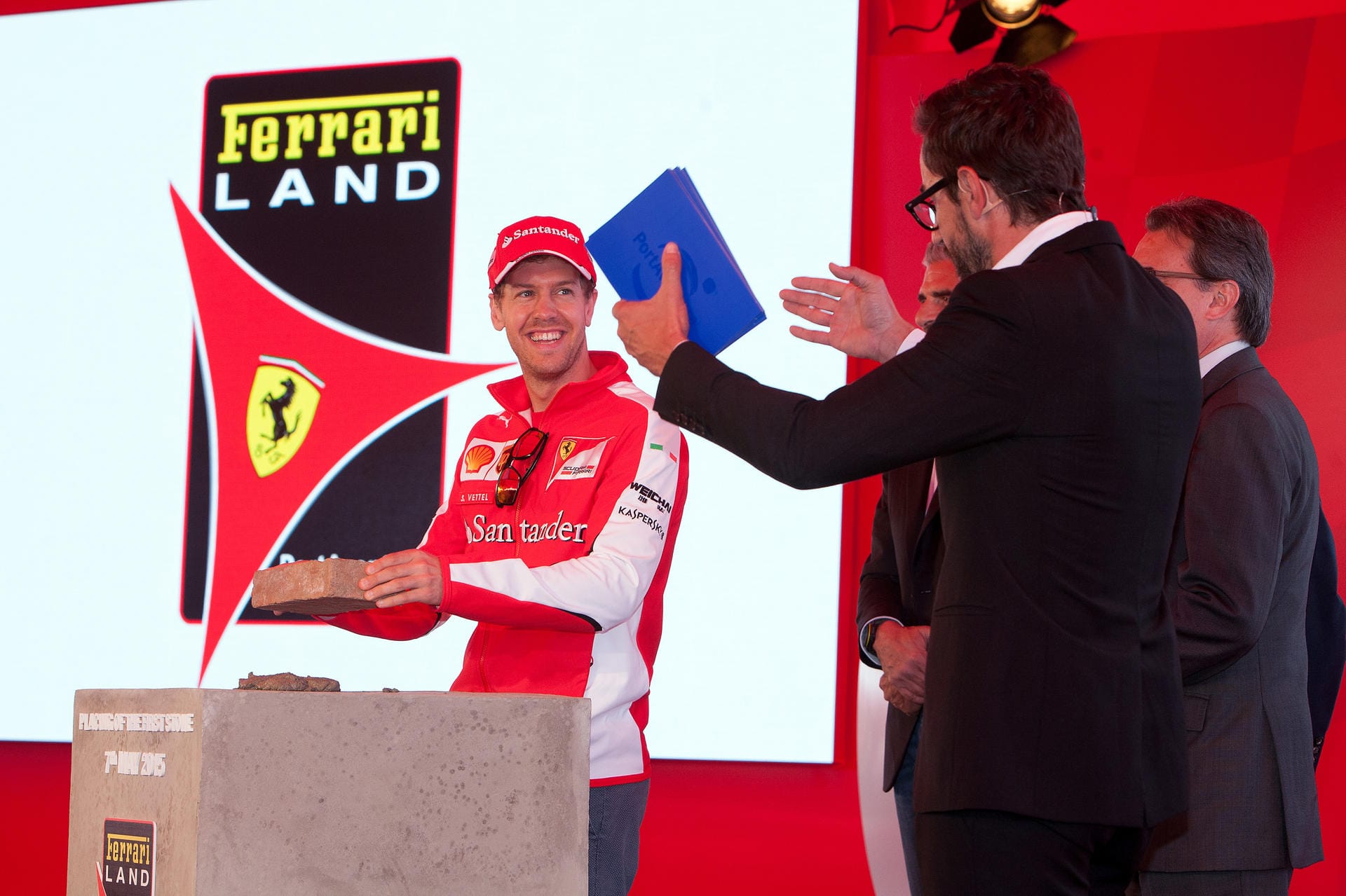 Sebastian Vettel bei der Grundsteinlegung 2015