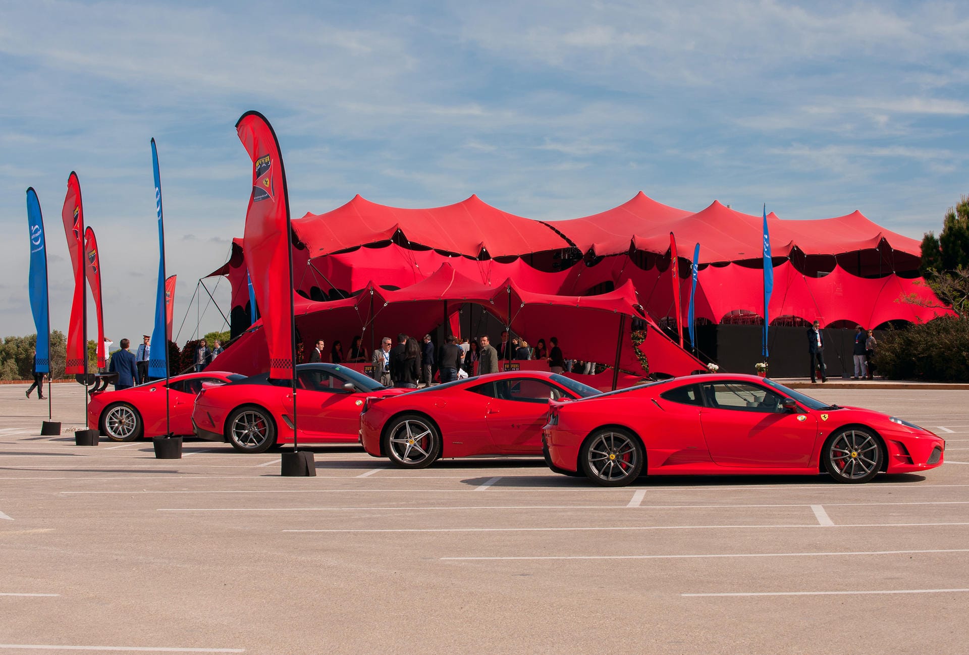 Ferrari zeigt Modelle der legendären Fahrzeugflotte zur Eröffnung von "Ferrari Land".