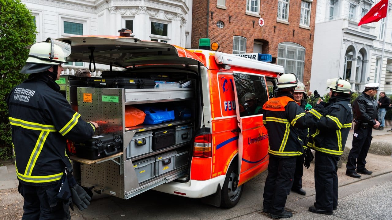 Die Konsulate wurden zur Sicherheit zunächst abgeriegelt, bis Entwarnung gegeben werden konnte. Die Konsulate wurden zur Sicherheit zunächst abgeriegelt, bis Entwarnung gegeben werden konnte.