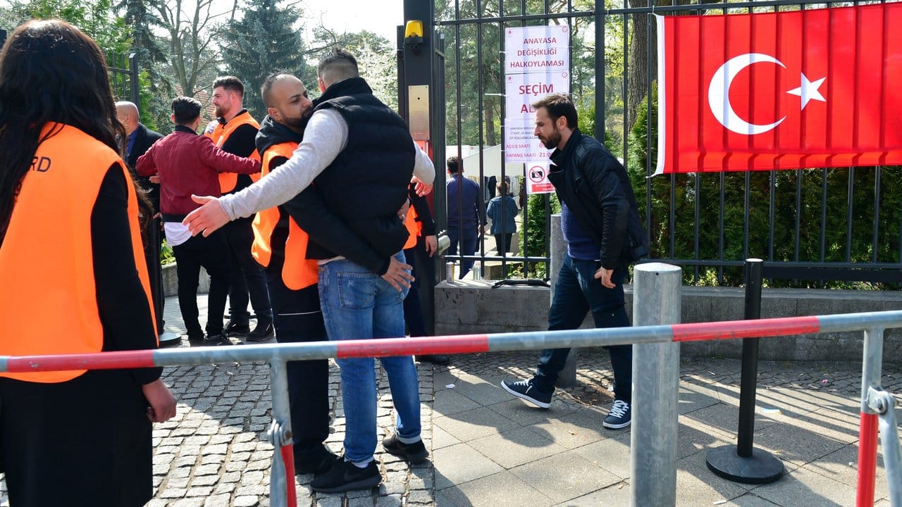 Am Sonntag gab es strenge Sicherheitskontrollen vor dem Generalkonsulat in Berlin. Am Sonntag gab es strenge Sicherheitskontrollen vor dem Generalkonsulat in Berlin.