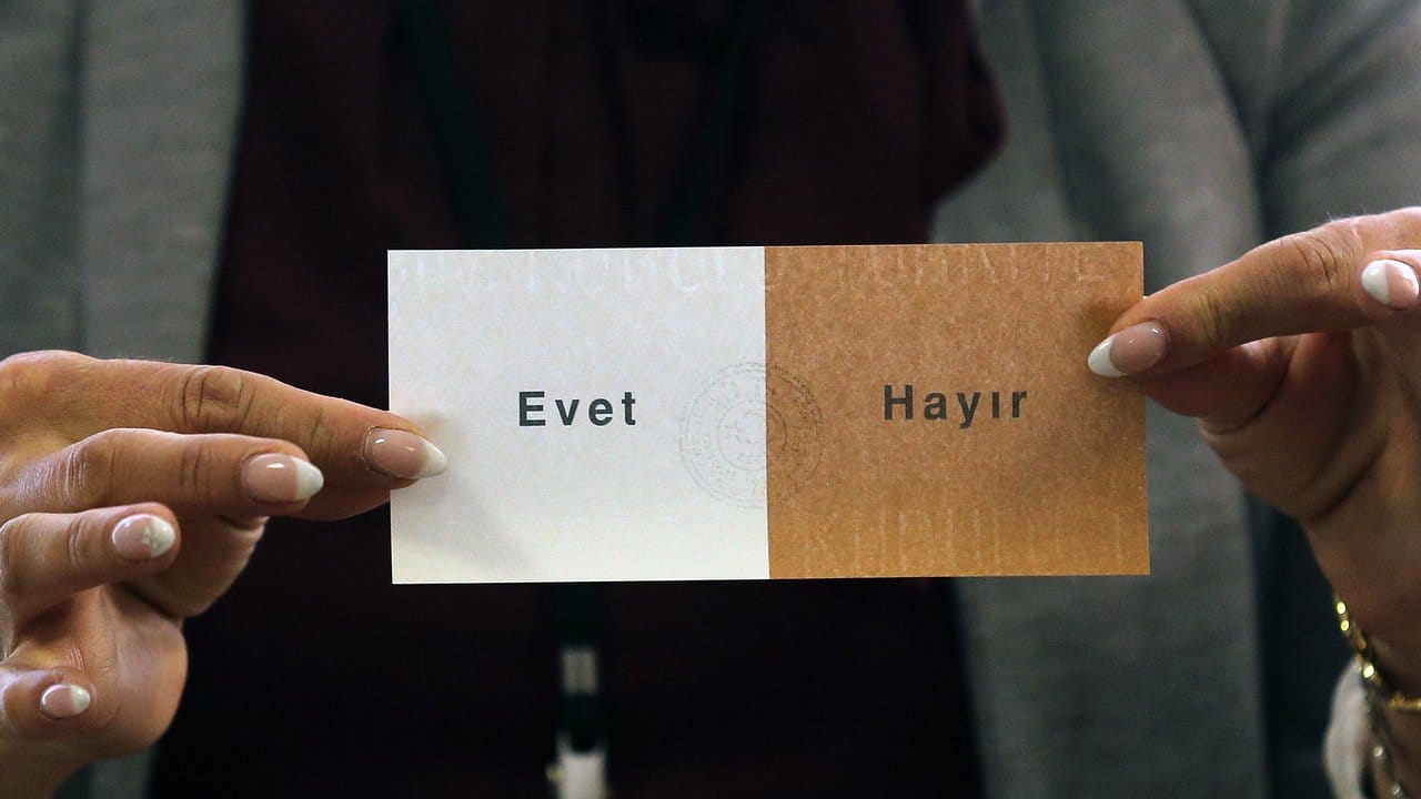 "Evet" oder "Hayir"? Die Türken in Deutschland waren bis gestern dazu aufgerufen, über die umstrittenen Verfassungspläne des türkischen Präsidenten Erdogan abzustimmen. "Evet" oder "Hayir"? Die Türken in Deutschland waren bis gestern dazu aufgerufen, über die umstrittenen Verfassungspläne des türkischen Präsidenten Erdogan abzustimmen.