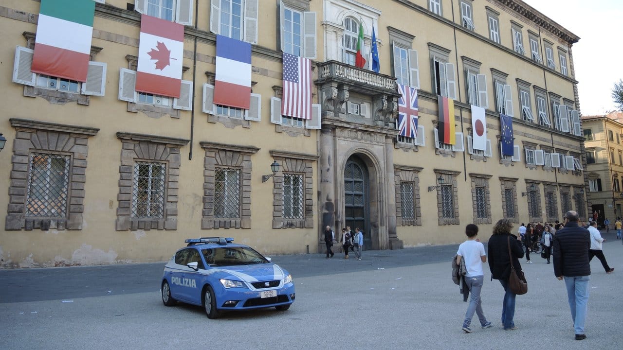 Anlässlich des G7-Treffens sind in Lucca die Flaggen von Italien, Kanada, Frankreich, den USA, Großbritannien, Deutschland, Japan und der EU zu sehen.