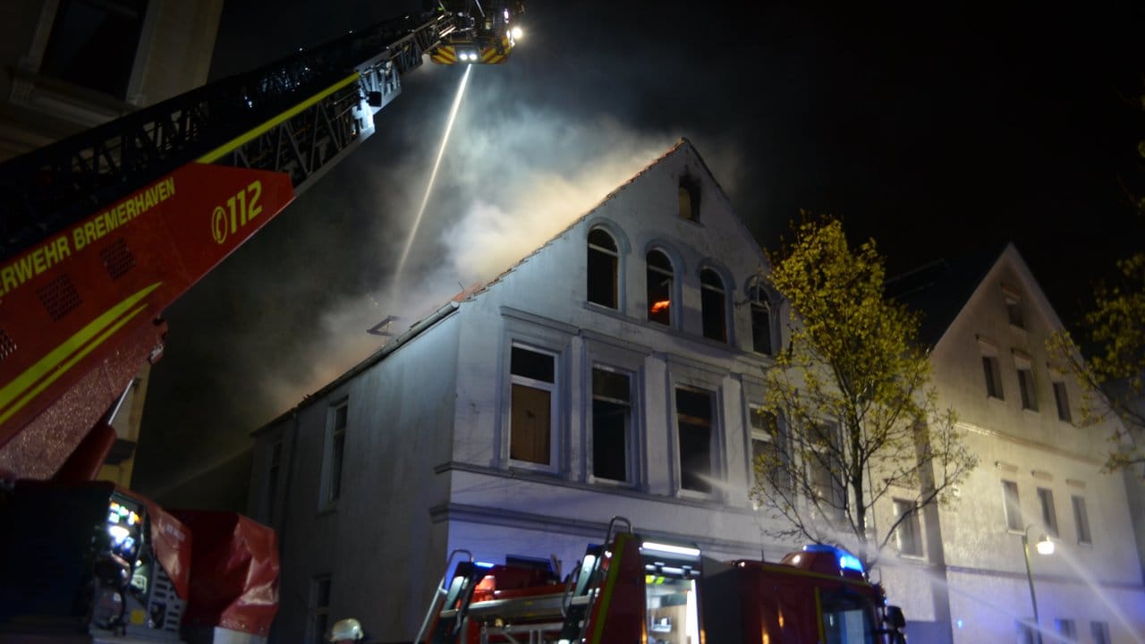Feuerwehrmänner löschen den Brand in einem Mehrfamilienhaus in Bremerhaven. Feuerwehrmänner löschen den Brand in einem Mehrfamilienhaus in Bremerhaven.