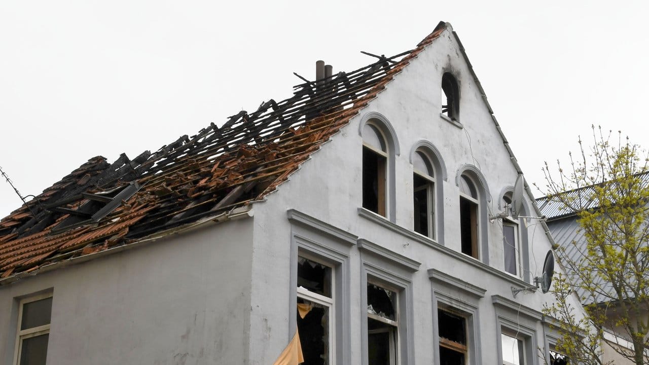 Ein abgebranntes Dach und zerstörte Fenster sind nach dem Brand zu sehen. Ein abgebranntes Dach und zerstörte Fenster sind nach dem Brand zu sehen.