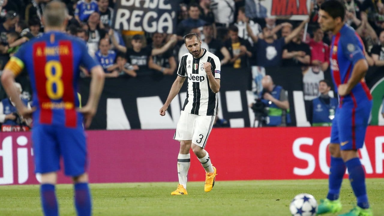 Giorgio Chiellini (M) von Juventus Turin bejubelt seinen Treffer zum 3:0-Sieg gegen den FC Barcelona.