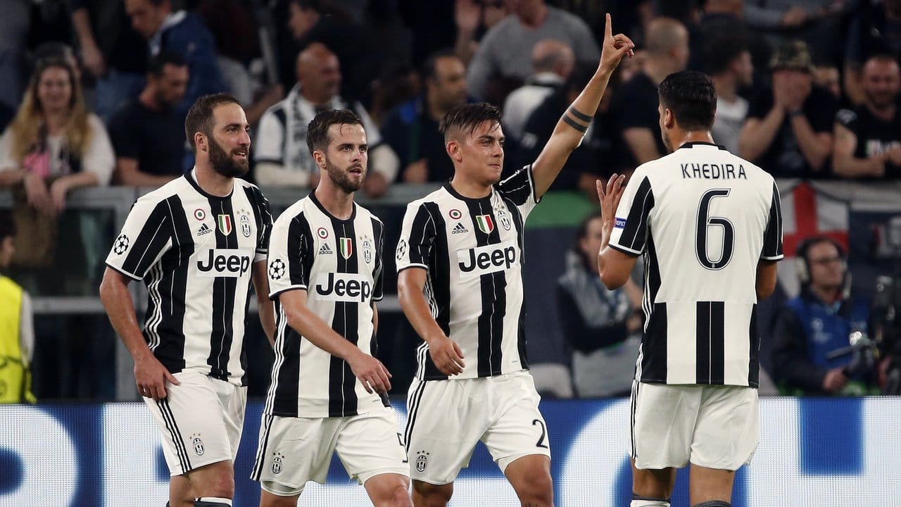Die Spieler von Juventus Turin - rechts Sami Khedira - feiern ihren Erfolg.