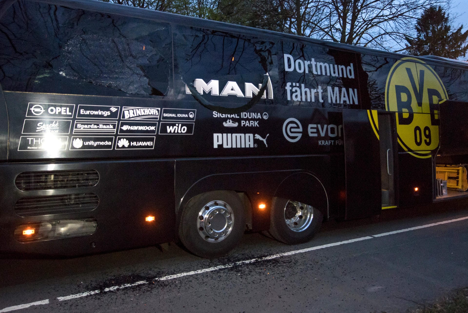 Der Bus von Borussia Dortmund den Detonationen.