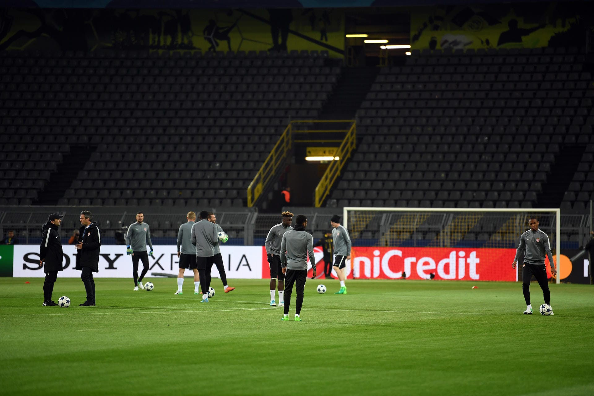 Die Spieler vom AS Monaco stehen nach der Spielabsage im leeren Stadion.